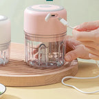 Mini tritatutto portatile senza fili rosa con contenitore trasparente