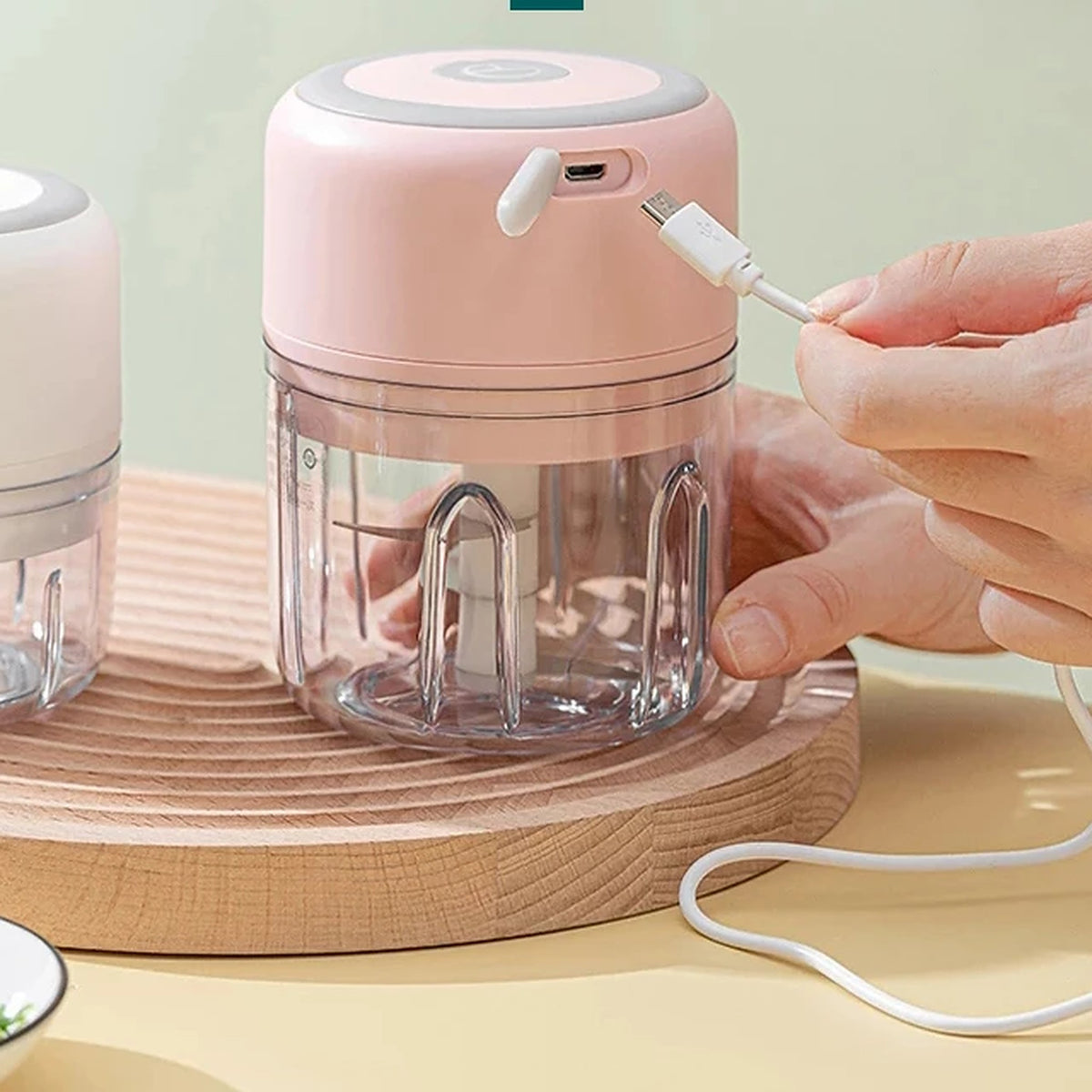 Mini tritatutto portatile senza fili rosa con contenitore trasparente